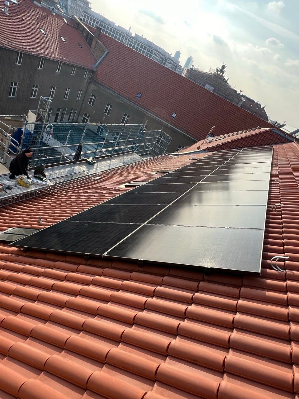Eine Reihe Solarpaneele der Solaranlage der Akademie der Wissenschaften. Verbaut von sunday solar 