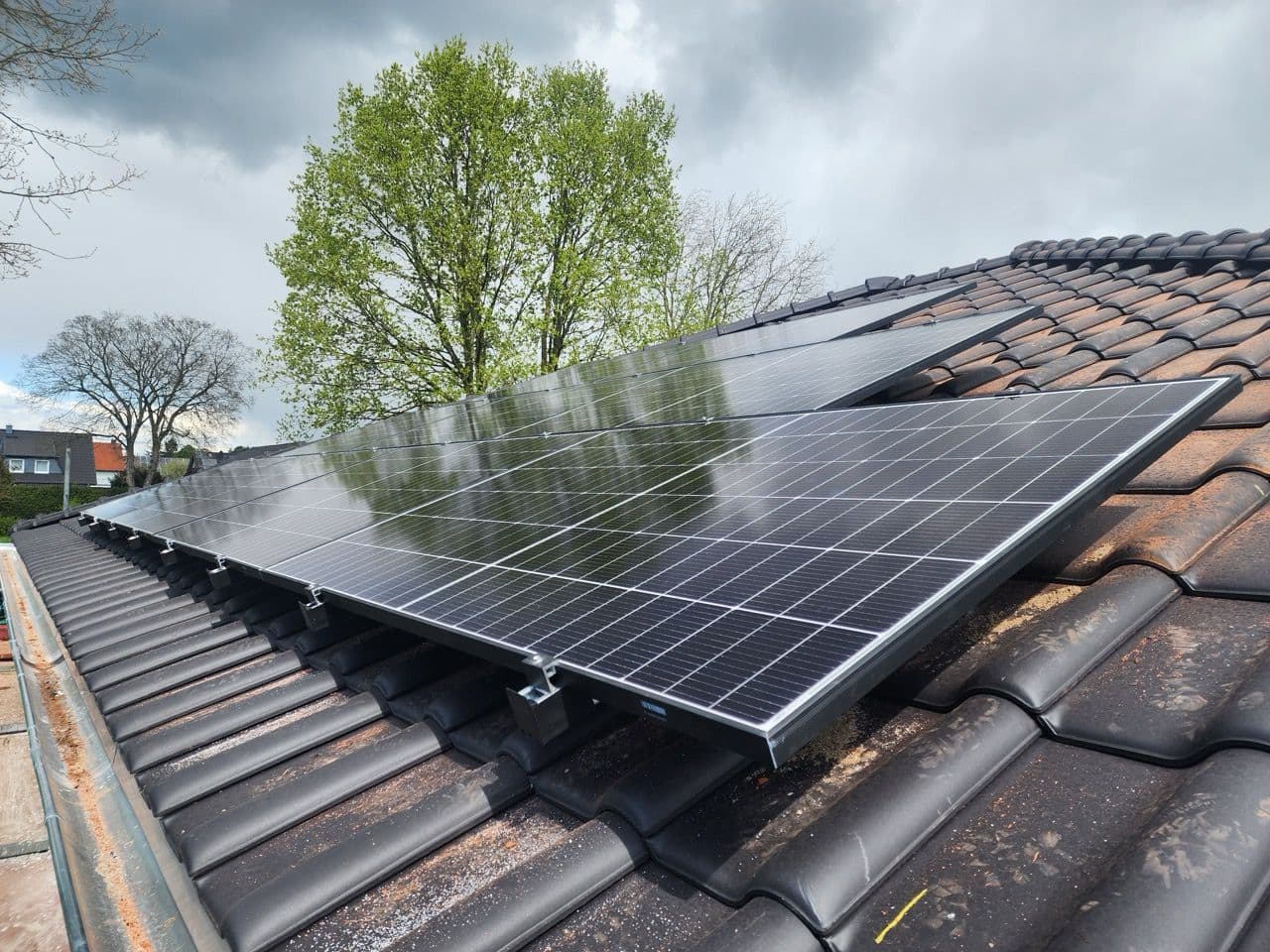 Fertige Photovoltaikanlage auf dem Ziegeldach in der Parkstraße, realisiert von Sunday Solar für eine nachhaltige Stromerzeugung.