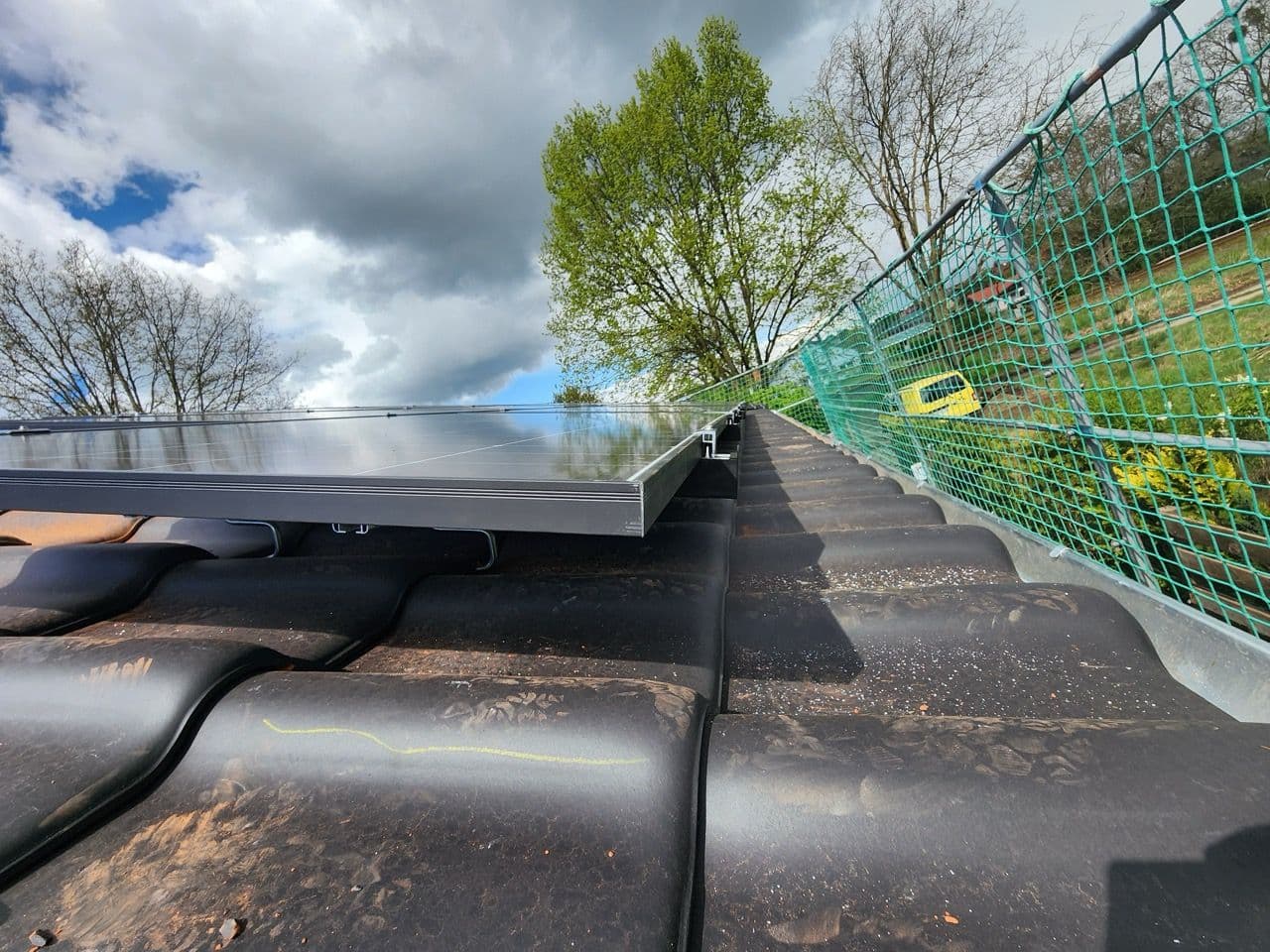 Seitliche Ansicht der Photovoltaikanlage von Sunday Solar auf dem Ziegeldach in der Parkstraße mit sicherer Befestigung.
