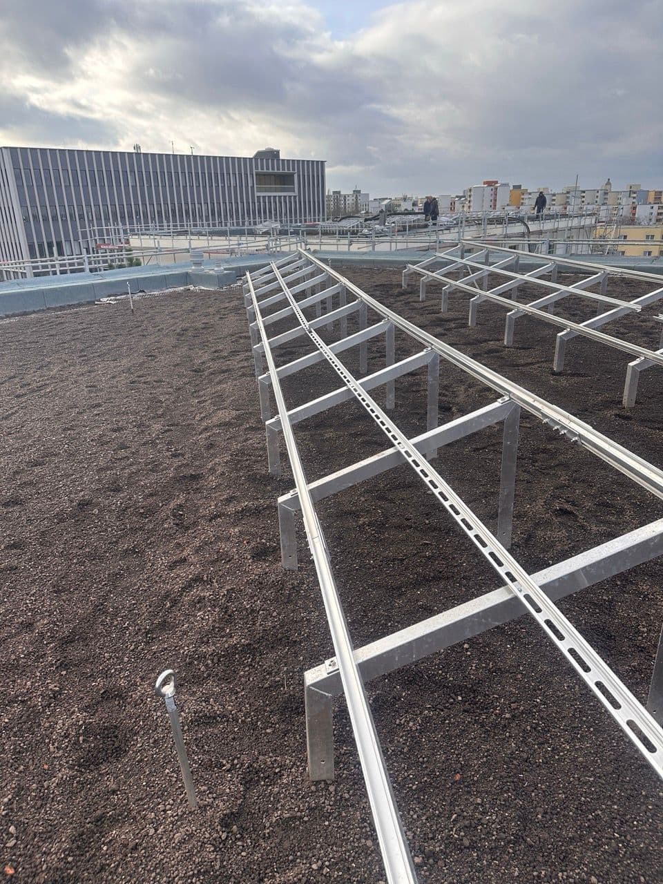 Montage der PV-Unterkonstruktion auf dem mit Substrat bedeckten Gründach der Rudower Straße, Berlin.