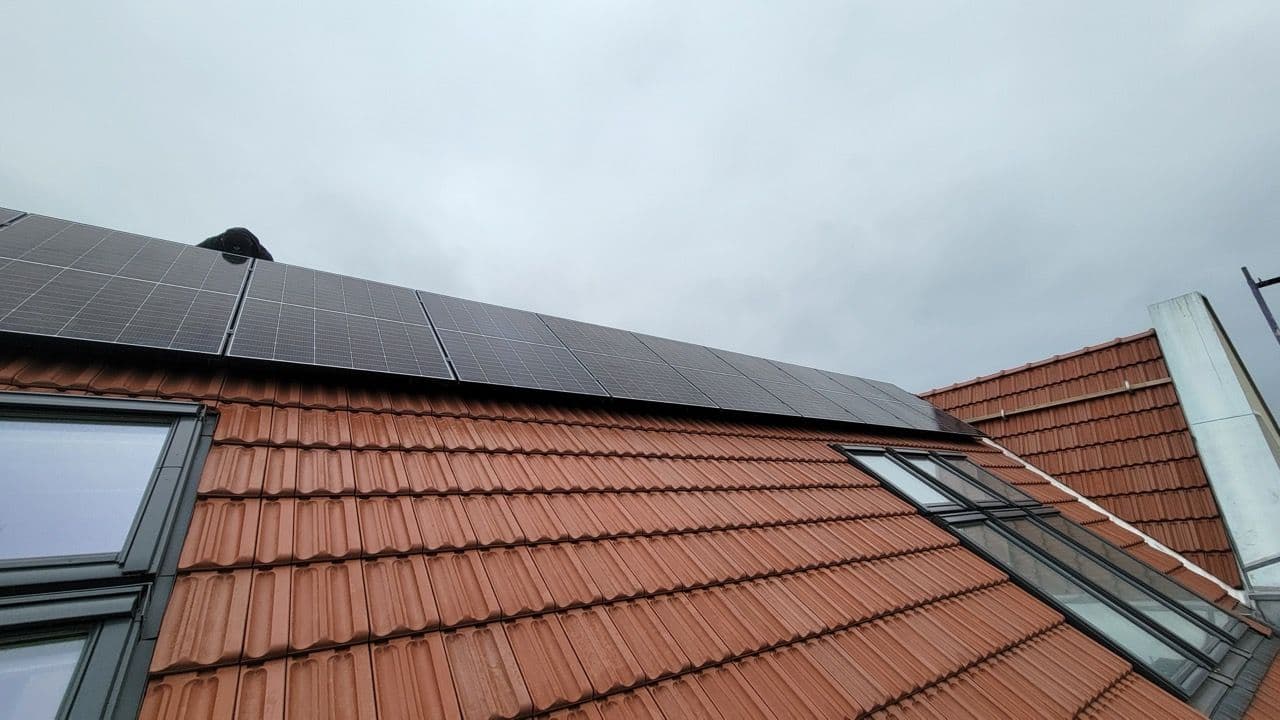 Photovoltaikanlage auf Mehrfamilienhaus in der Schönwalder Straße Berlin – nachhaltige Umsetzung von Sunday Solar im Rahmen der Dachsanierung und Solarpflicht.