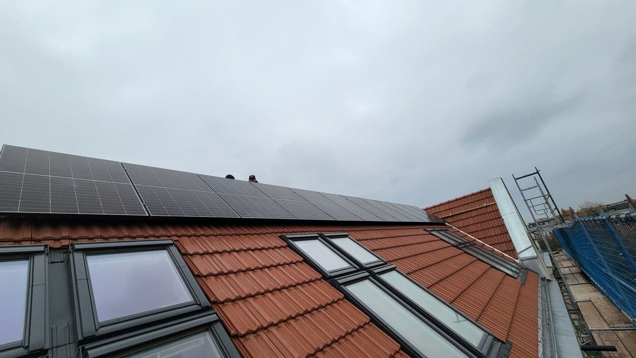 PV-Montage während der Dachsanierung auf Mehrfamilienhäusern in Berlin Schönwalder Straße – Sunday Solar sorgt für Solarenergie gemäß Solarpflicht.