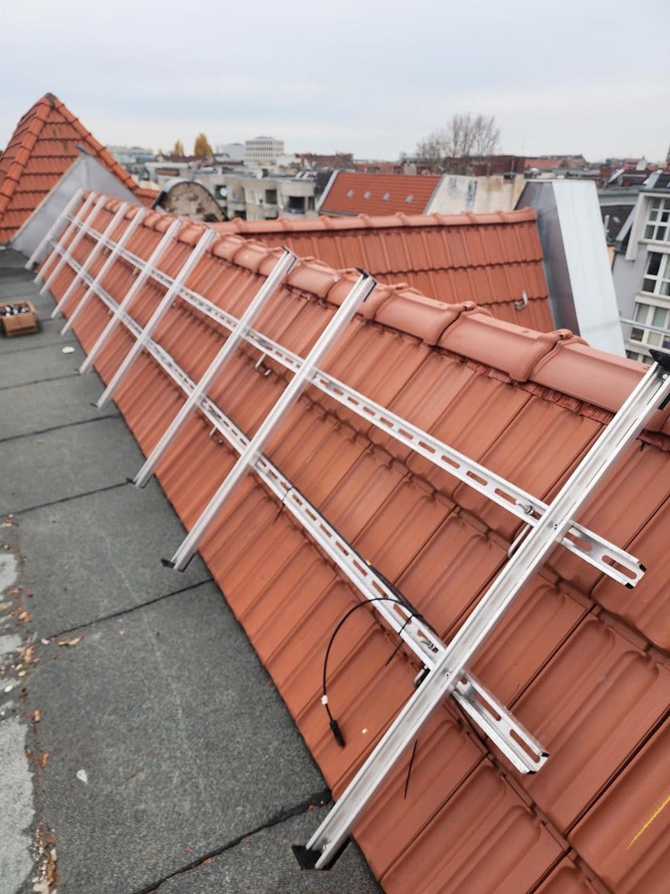 Blick auf die fertig montierte PV-Unterkonstruktion für die Photovoltaikanlage auf Mehrfamilienhäusern in Berlin – ausgeführt von Sunday Solar gemäß Solarpflicht.