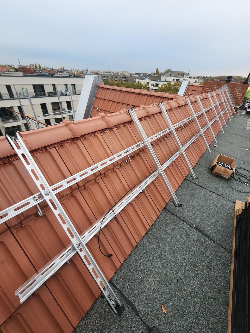 Montage der PV-Unterkonstruktion durch Sunday Solar auf den Mehrfamilienhäusern in Berlin Schönwalder Straße – Vorbereitung im Rahmen der Dachsanierung und Solarpflicht.