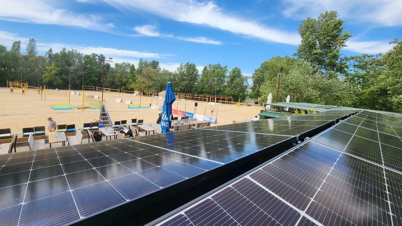 Weitwinkelaufnahme der PV Anlage am Beachvolleyballplatz Beach61 in Berlin