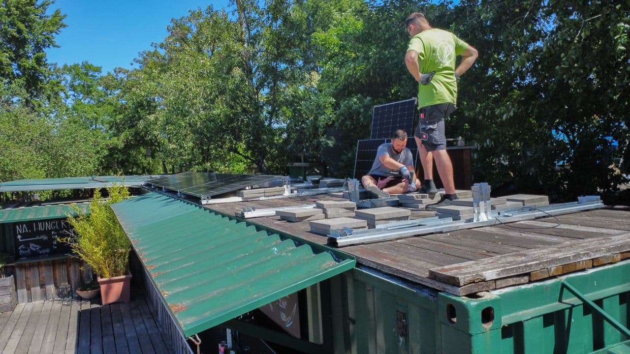 Die Unterkonstruktion der Photovoltaikanlage am Beach61 wird von zwei Mitarbeitern der Firma sunday solar verbaut.