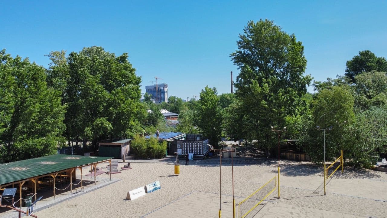 Von Weitem sehen wir den Beachvolleyballplatz Beach61 und einen Teil der dort verbauten Solaranlage