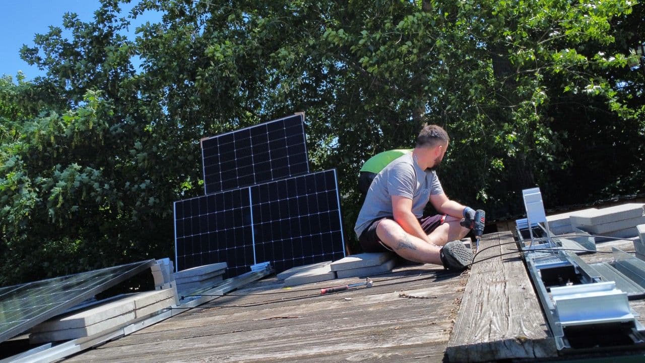 Auf dem Bardach des Beachvolleyplatzes von Beach61 wird von sunday solar eine PV-Anlage verbaut