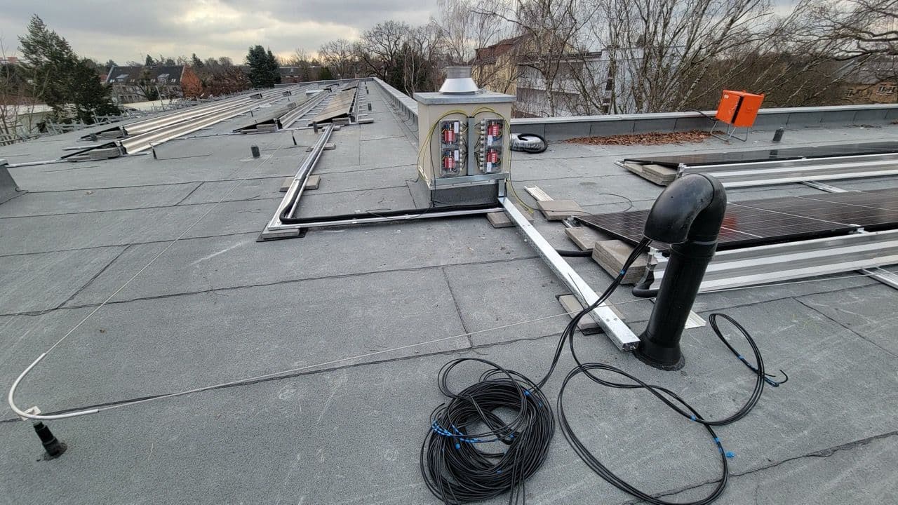 Die Kabelführung der Solarkabel erfolgt über einen Schwanenhals direkt in den Keller. Aufgrund der langen Leitungswege der Solarkabel wurde ein zusätzlicher Überspannungsschutz vor dem Dacheintritt installiert.