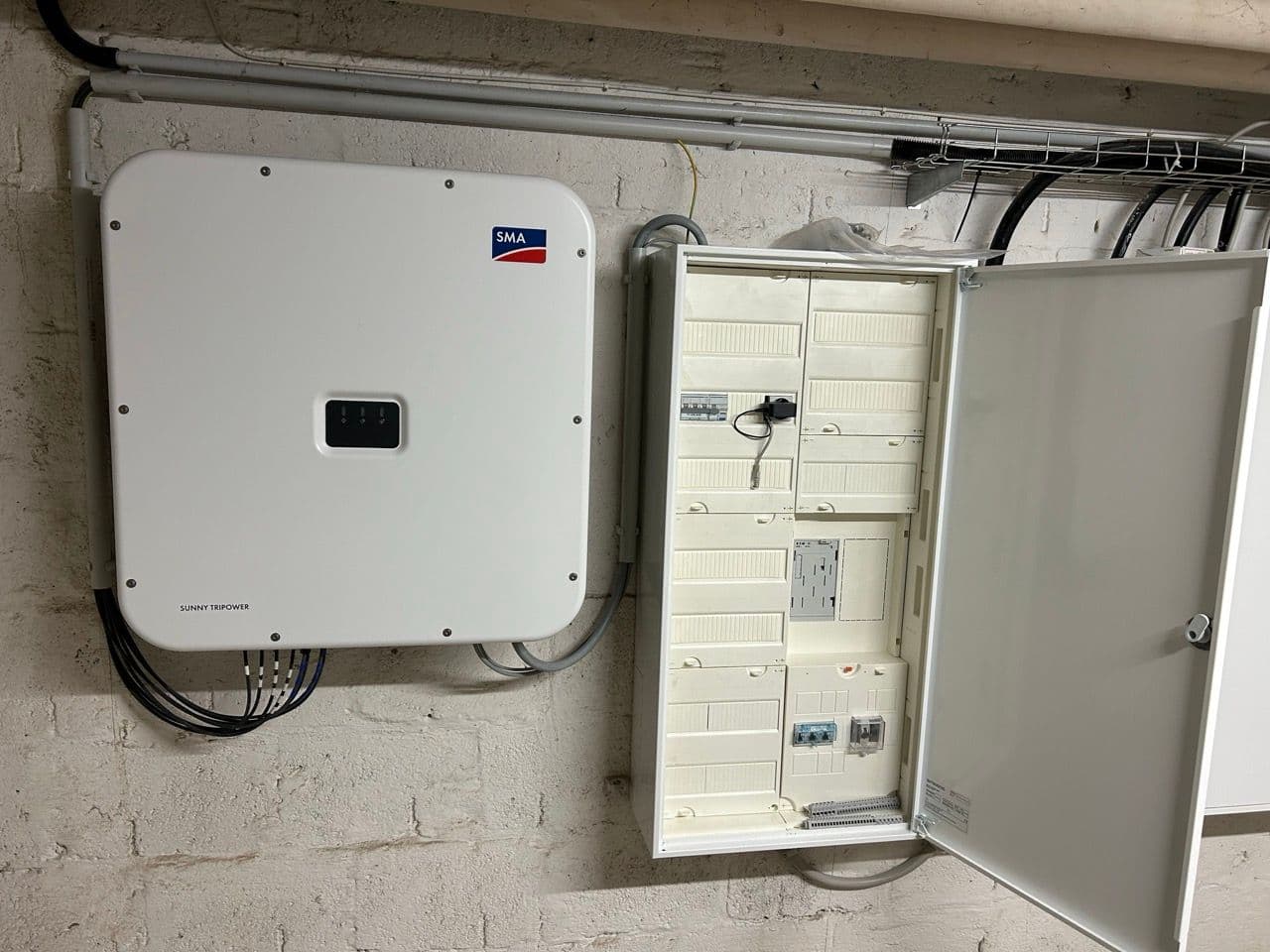 Technik der Solaranlage nach Dachsanierung in Berlin. Verbaut von sunday solar.