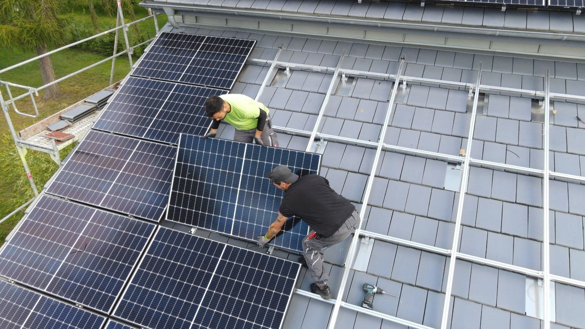 Monteure von sunday solar montieren eine Solaranlage in Berlin