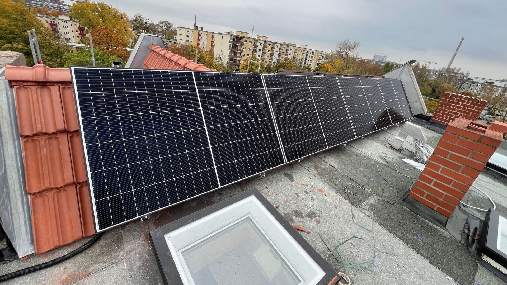 Eine frisch verbaute Solaranlage von sunday solar auf einem Berliner Dach | Solaranlage mit Montage kaufen
